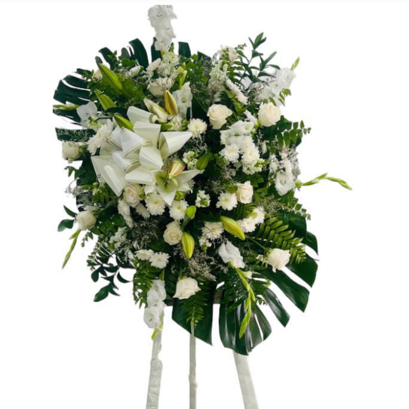 Corona Fúnebre de Rosas blancas, Lirios y Ruscus 5640